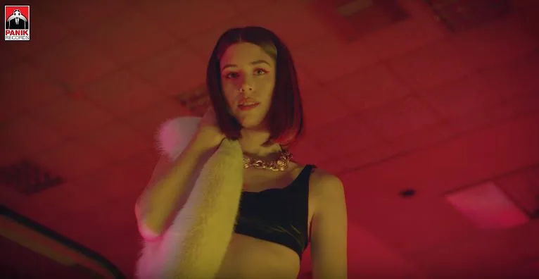 Η Demy σε πλάνο από το video clip του τραγουδιού «Όριο Κανένα».