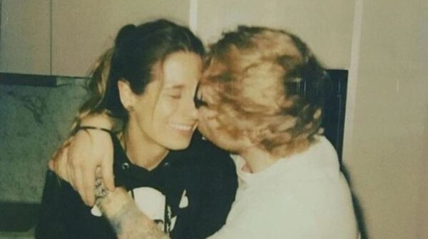 Ο Ed Sheeran αποκαλύπτει πώς ξεκίνησε η σχέση του με την αρραβωνιαστικιά του και πώς βοήθησε η Taylor Swift