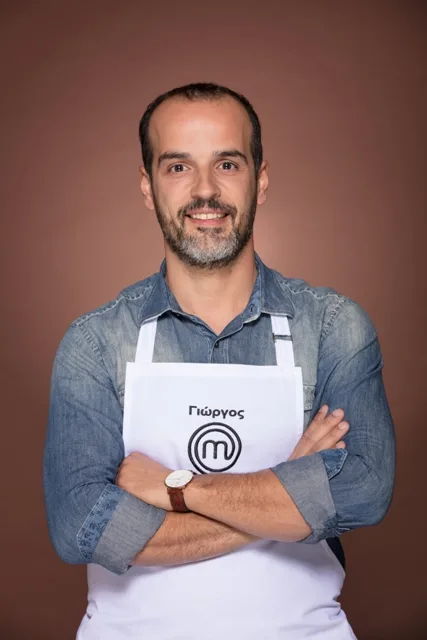 Ο Γιώργος από το MasterChef 2 με λευκή ποδιά και τζιν πουκάμισο.