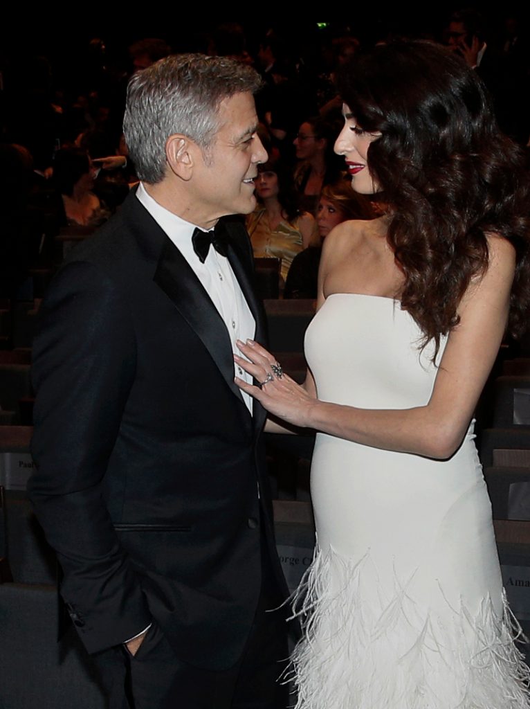 Ο George Clooney και η Amal Clooney στην τελετή των 42ων βραβείων Cesar στο Παρίσι.