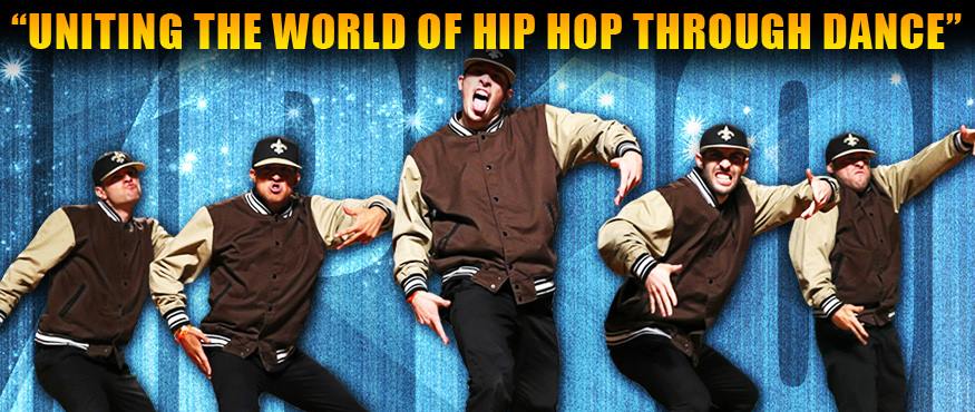 Πέντε χορευτές hip hop με καφέ και μπεζ τζάκετ και καπέλα σε μπλε φόντο.