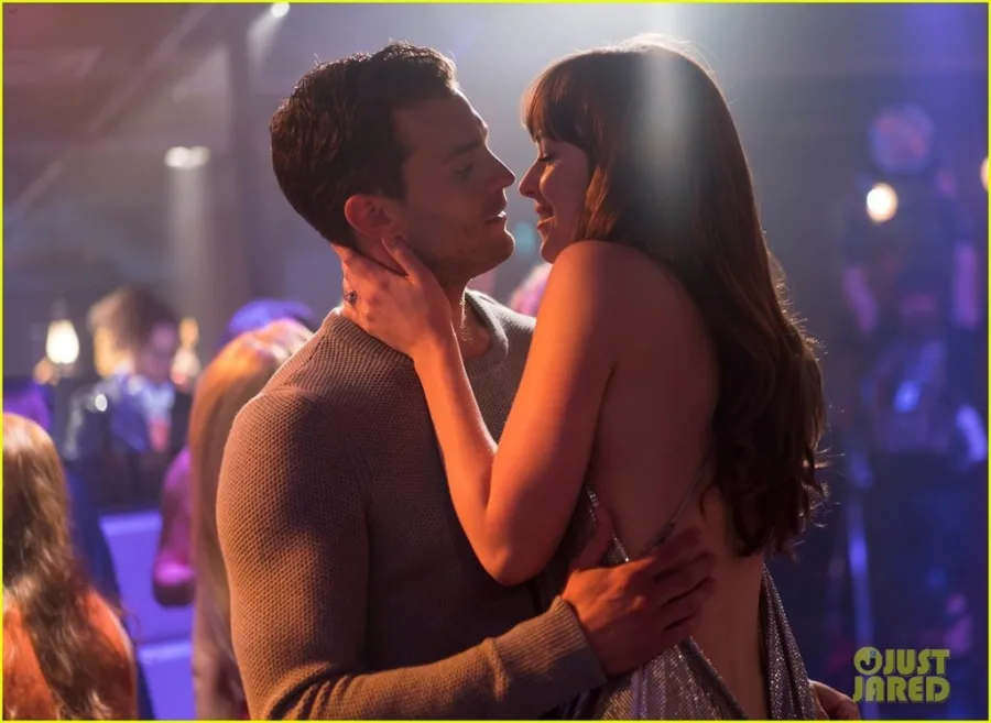 Ο Jamie Dornan και η Dakota Johnson σε σκηνή από την ταινία Fifty Shades Freed.