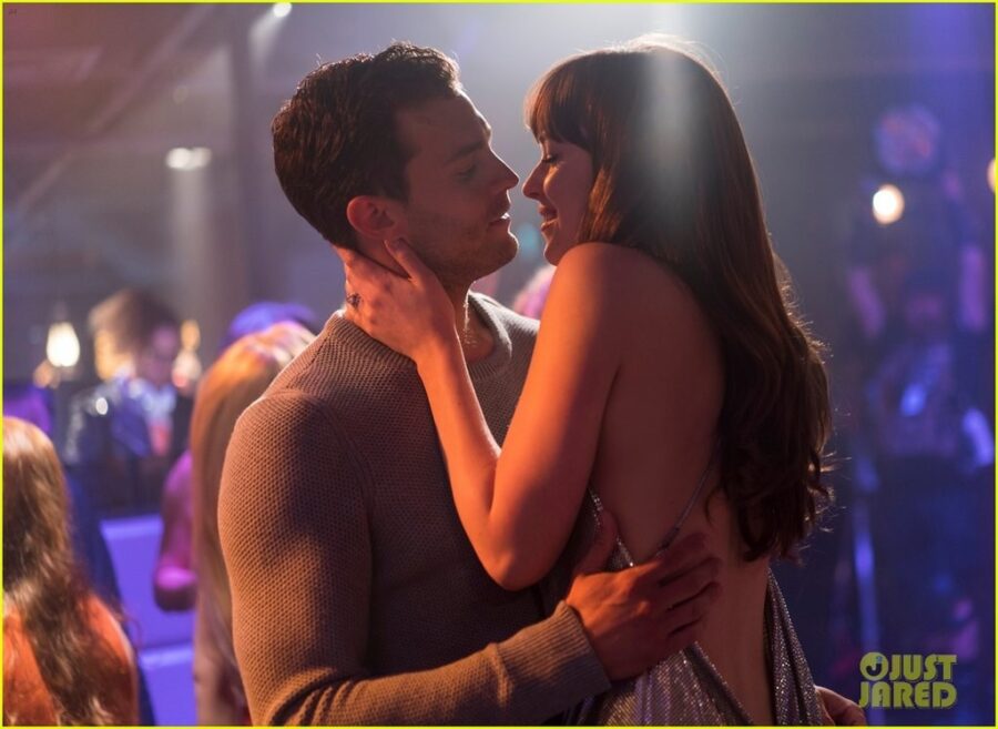 Ο Jamie Dornan και η Dakota Johnson σε σκηνή από την ταινία Fifty Shades Freed.