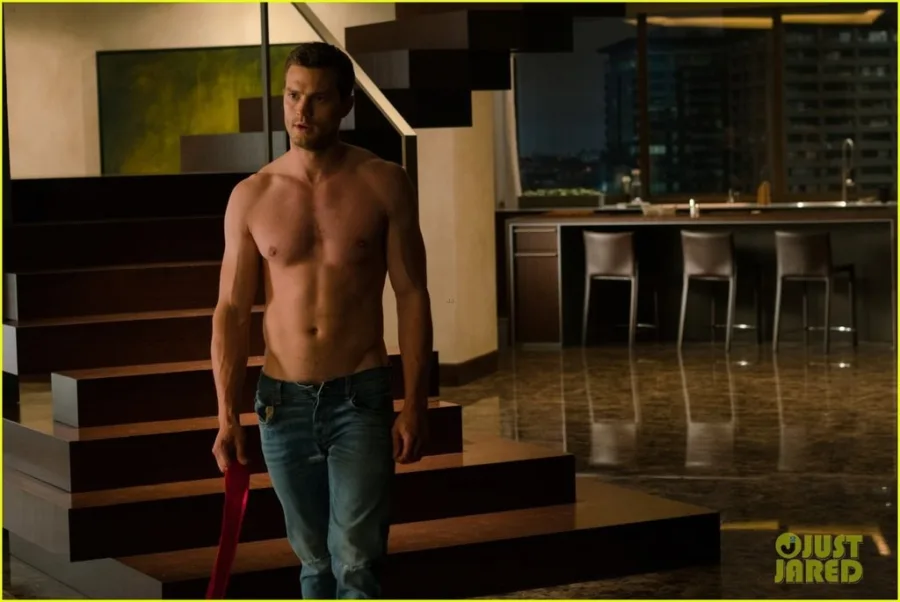 Ο Jamie Dornan ημίγυμνος σε σκηνή από την ταινία Fifty Shades Freed.