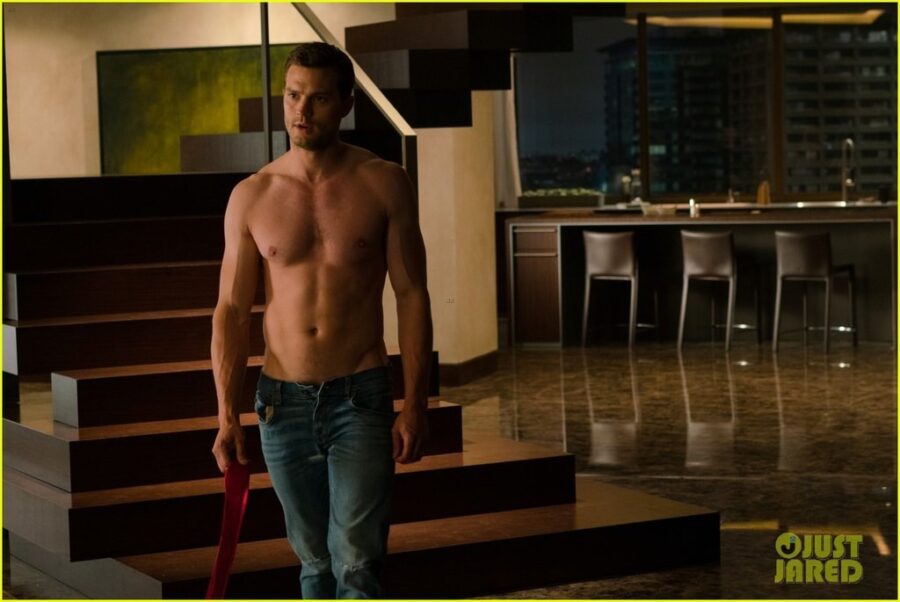 Ο Jamie Dornan ημίγυμνος σε σκηνή από την ταινία Fifty Shades Freed.