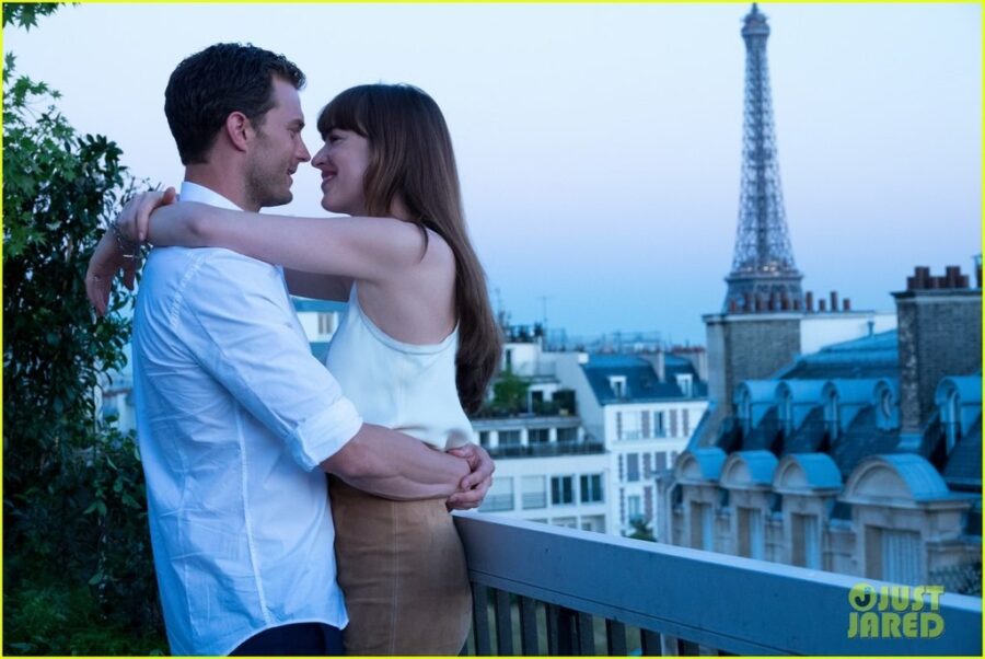 Ο Jamie Dornan και η Dakota Johnson σε μπαλκόνι με θέα τον Πύργο του Άιφελ.