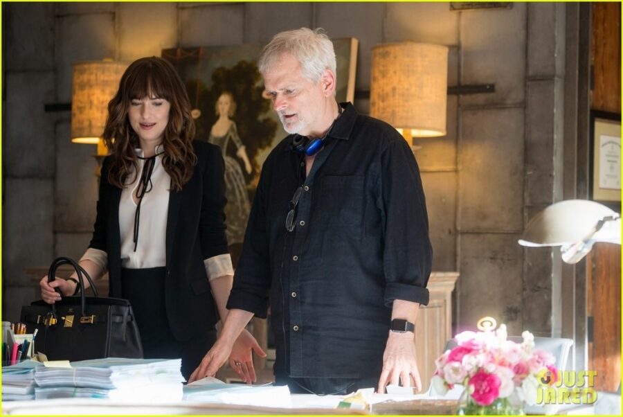 Η Dakota Johnson και ο James Foley στα γυρίσματα της ταινίας Fifty Shades Freed.