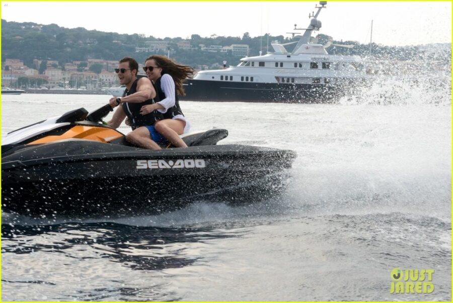 Ο Jamie Dornan και η Dakota Johnson πάνω σε τζετ σκι στη θάλασσα.