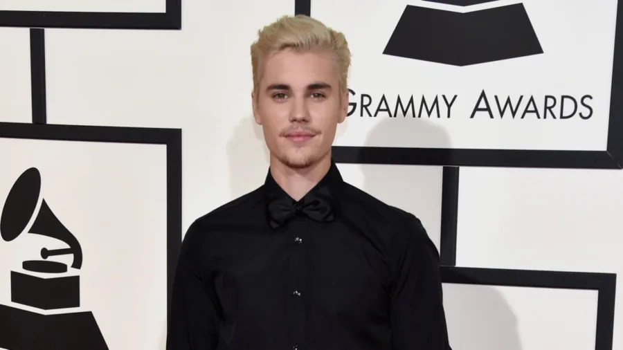 Ο Justin Bieber στα βραβεία Grammy με ξανθά μαλλιά και μαύρο πουκάμισο.