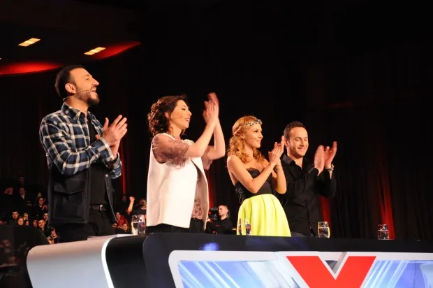 Η Τάμτα και οι υπόλοιποι κριτές του X-Factor σε τηλεοπτικό πλατό.