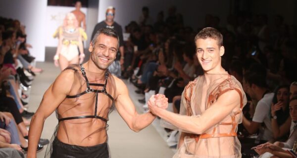 Δείτε την αλλόκοτη φωτογραφία στην οποία ο γιος του Στέλιου Κρητικού ποζάρει σαν τσολιάς!