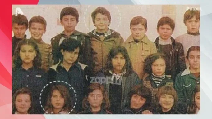 Σχολική φωτογραφία με την Ελένη Μενεγάκη και τον Γιώργο Λιάγκα σε παιδική ηλικία.