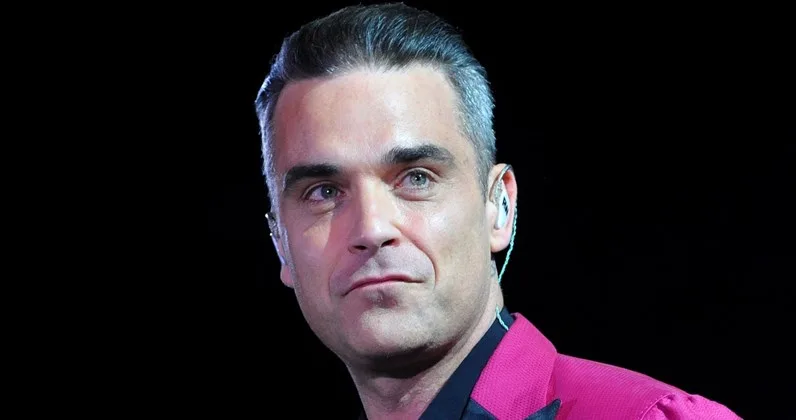 Ο Robbie Williams σε κοντινό πλάνο στη σκηνή