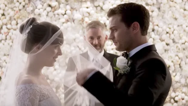 Ο Jamie Dornan και η Dakota Johnson σε σκηνή γάμου από την ταινία Fifty Shades Freed.