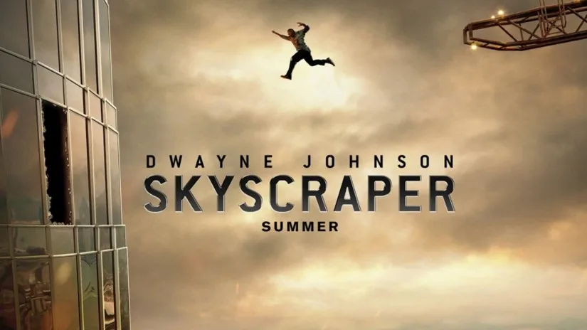 Αφίσα της ταινίας Skyscraper με τον Dwayne Johnson να πηδάει από έναν γερανό προς έναν ουρανοξύστη.