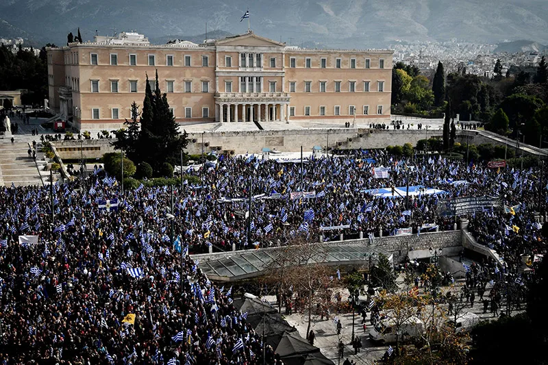 Πλήθος κόσμου με ελληνικές σημαίες στο Σύνταγμα μπροστά από τη Βουλή.