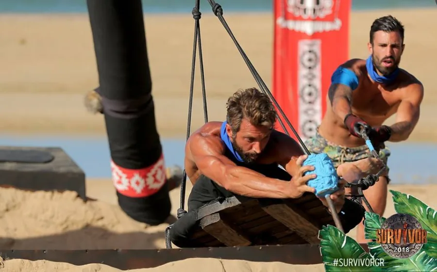 Παίκτες του Survivor 2018 κατά τη διάρκεια αγωνίσματος στην άμμο.