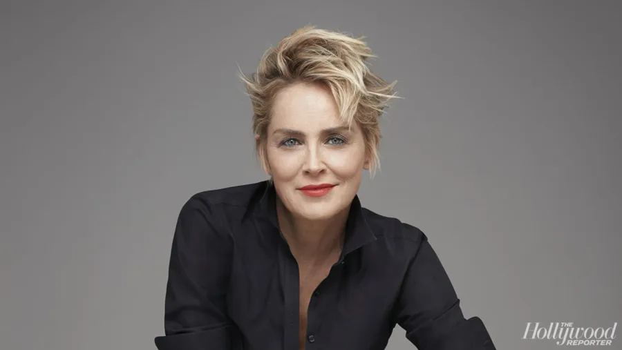Η Sharon Stone σε πορτρέτο με κοντά ξανθά μαλλιά και μαύρο πουκάμισο.