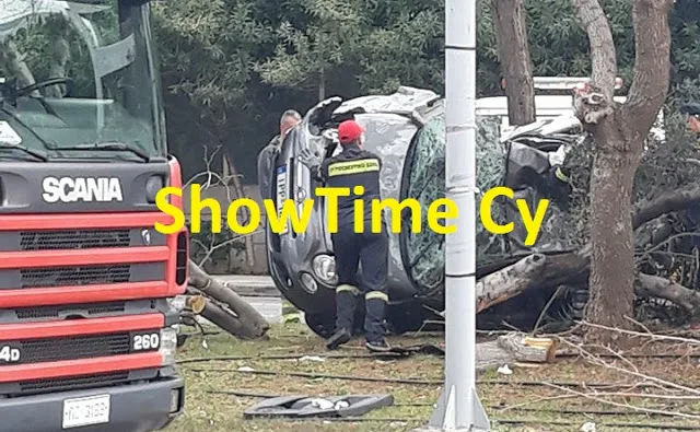 Τροχαίο ατύχημα με αναποδογυρισμένο αυτοκίνητο και πυροσβέστες.