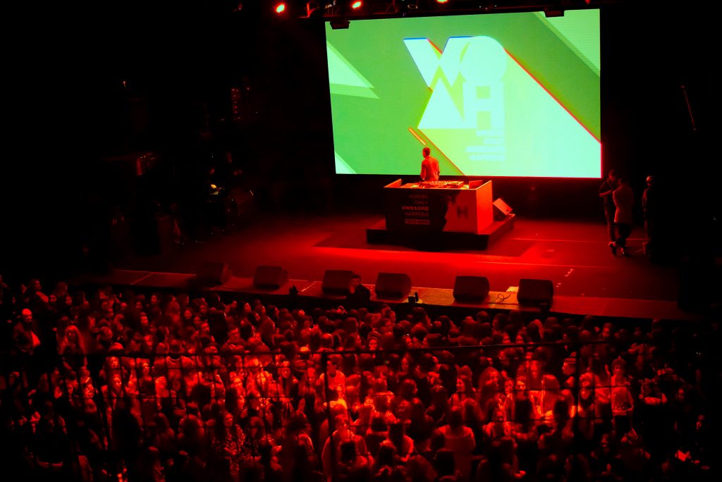 DJ στη σκηνή του WOAH Fest powered by Mad μπροστά σε πλήθος.