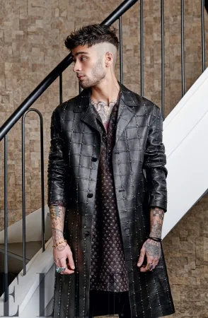 Ο Zayn Malik με μαύρο δερμάτινο παλτό και τατουάζ.