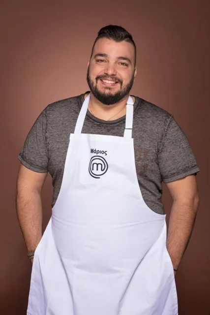 Ο Μάριος από το MasterChef 2 με λευκή ποδιά.