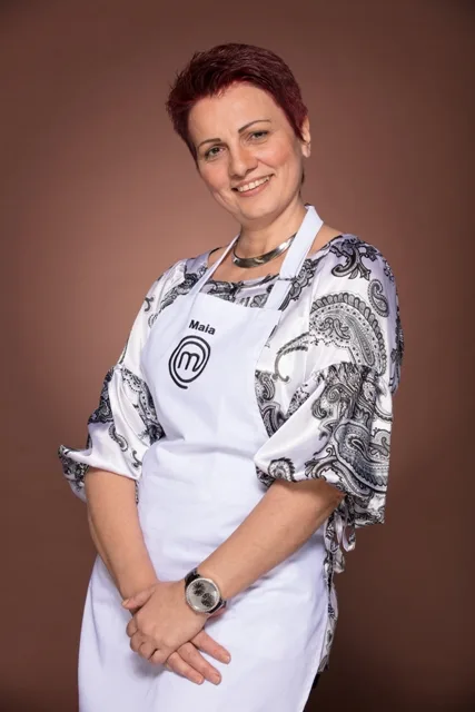 Η Μάια από το MasterChef 2 με λευκή ποδιά και εμπριμέ πουκάμισο.