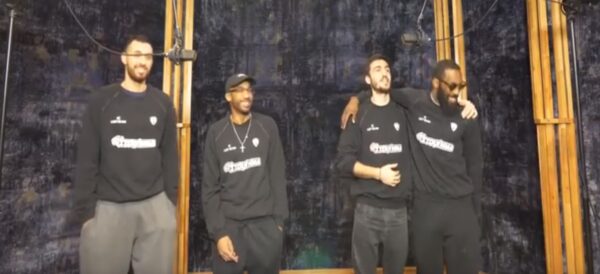 Αθλητές από διαφορετικές ομάδες τραγουδούν καψουροτράγουδα για την Ημέρα του Αγίου Βαλεντίνου!