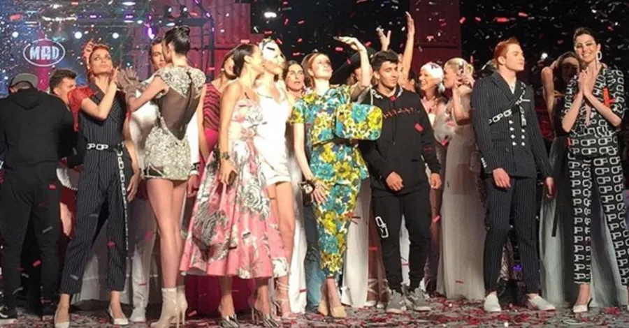Μοντέλα και καλλιτέχνες στη σκηνή του MadWalk 2018 by Serkova.