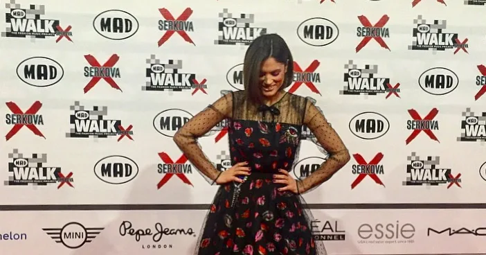 Καλλιτέχνης στο κόκκινο χαλί του MadWalk 2018 by Serkova.
