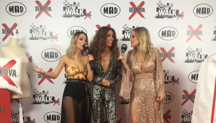 Τρεις γυναίκες στο κόκκινο χαλί του MadWalk 2018 by Serkova.