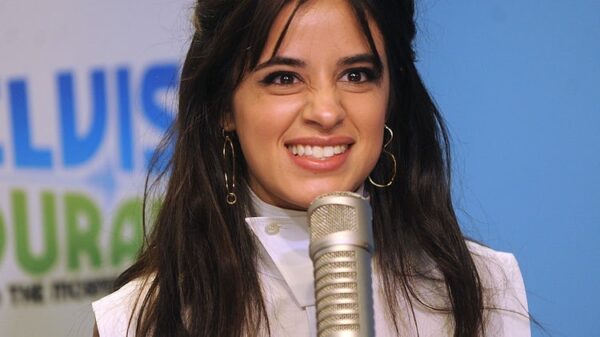 Η Camila Cabello τρόλαρε τους παπαράτσι που την περίμεναν στο αεροδρόμιο! (Φωτογραφίες)
