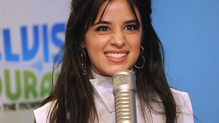 Camila Cabello τρόλαρε τους παπαράτσι