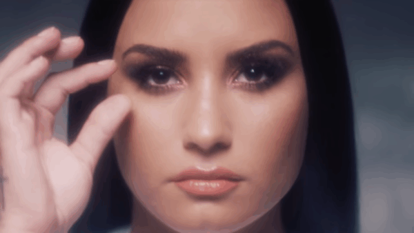 Δες την Demi Lovato να ξεβάφεται σε νέο βίντεο!