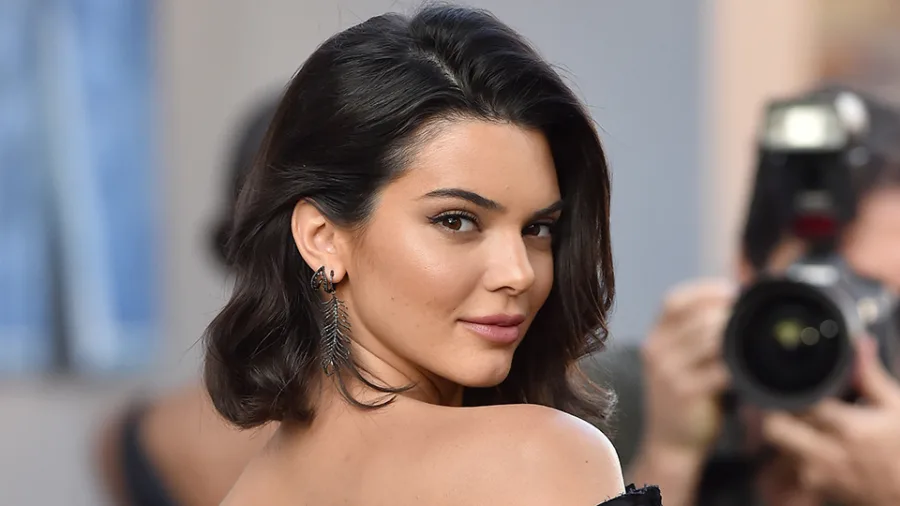 Η Kendall Jenner κοιτάζει πάνω από τον ώμο της σε εκδήλωση.