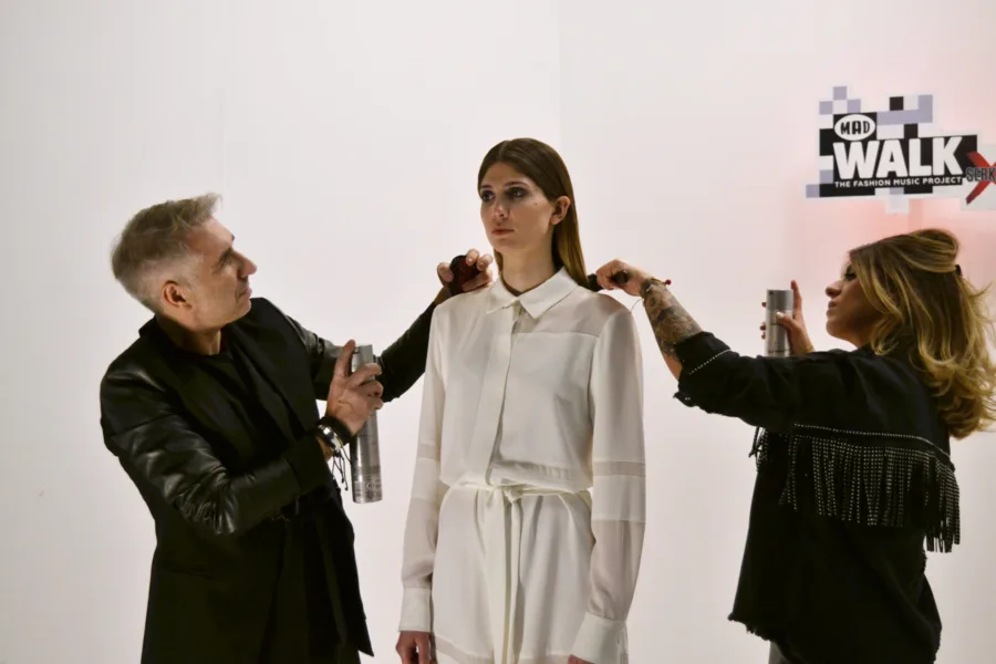 Backstage προετοιμασία για το MadWalk 2018 by Serkova.