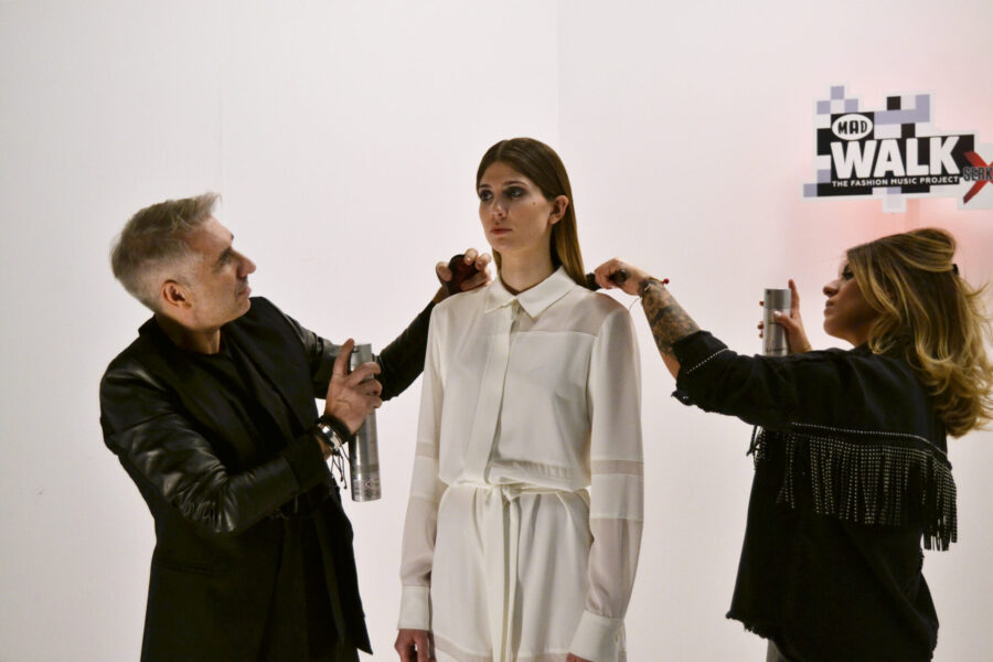 Backstage προετοιμασία για το MadWalk 2018 by Serkova.