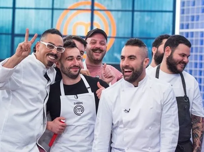 Παίκτες του MasterChef 2 ποζάρουν χαμογελαστοί στο πλατό.