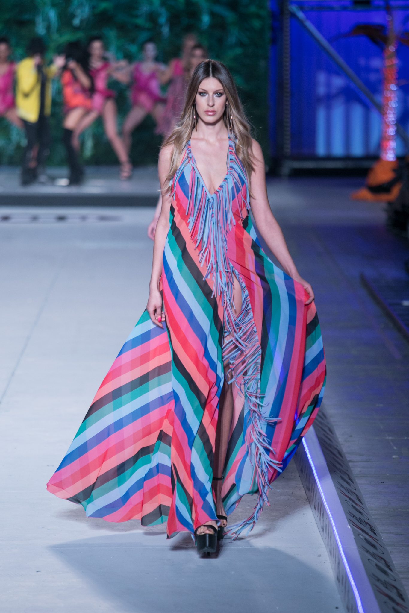 Μοντέλο στην πασαρέλα του Madwalk 2018 by Serkova.