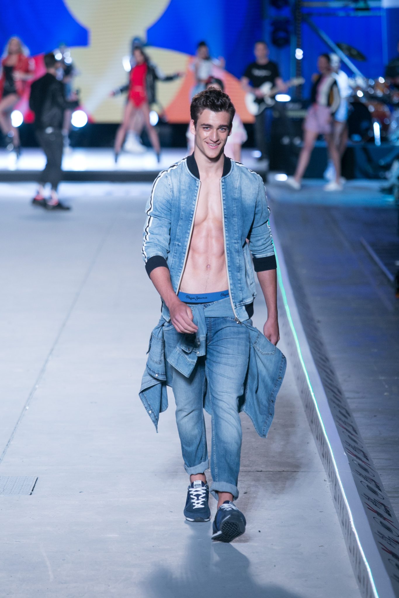 Ο Στέλιος Κρητικός στην πασαρέλα του Madwalk 2018 by Serkova.