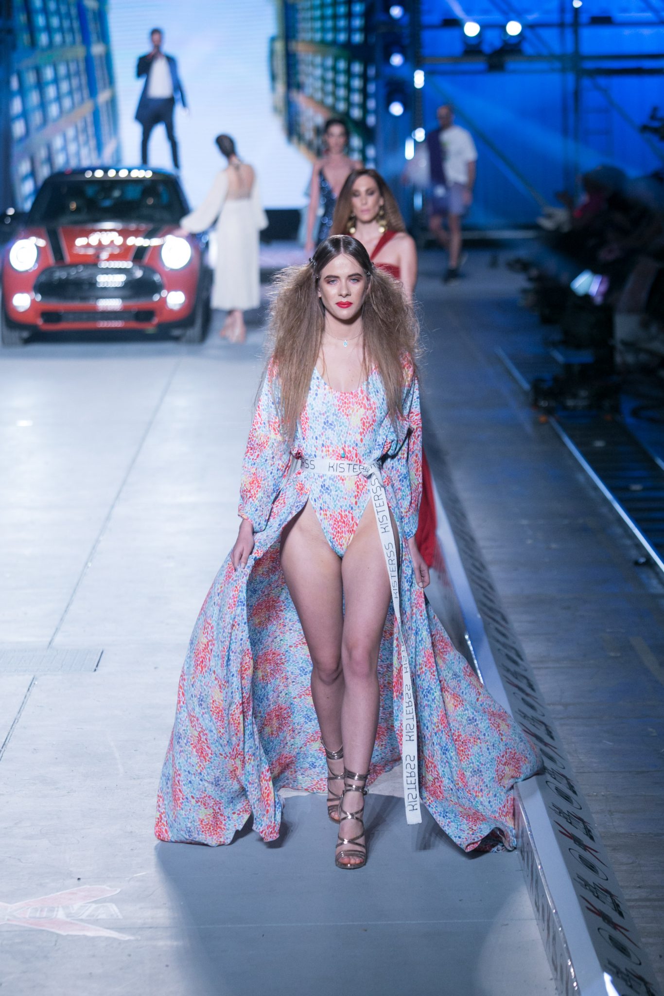 Μοντέλο στην πασαρέλα του Madwalk 2018 by Serkova.