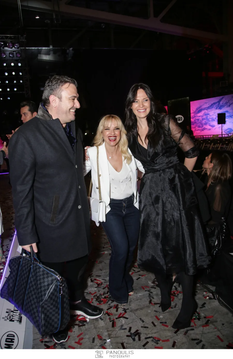 Τρεις καλεσμένοι στο after party του MadWalk χαμογελούν στον φακό.