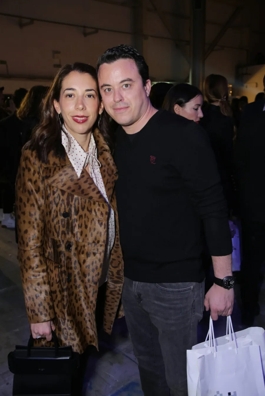 Άνδρας και γυναίκα με λεοπάρ παλτό στο after party του MadWalk.