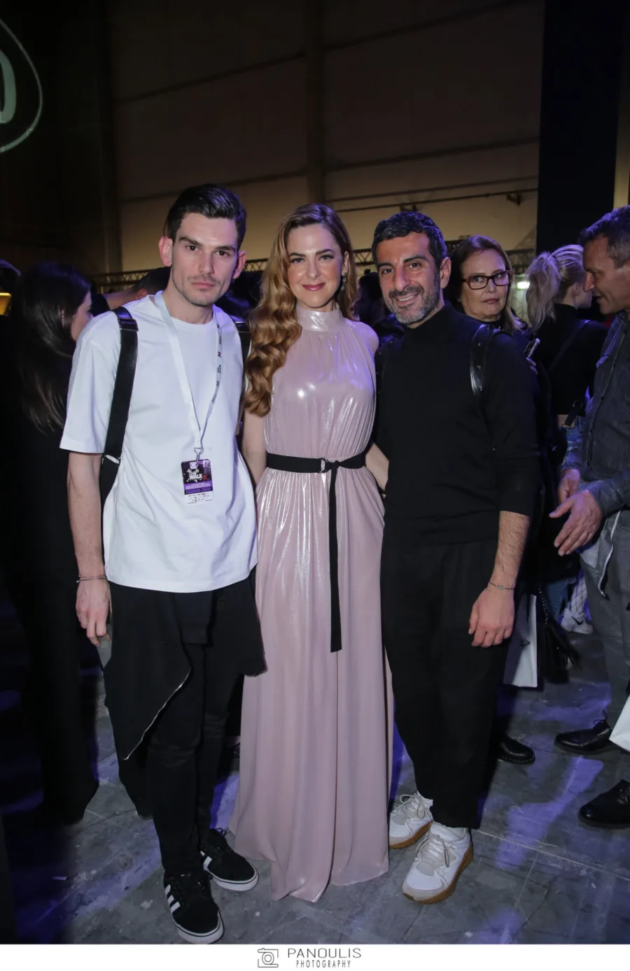 Τρία άτομα ποζάρουν στο after party του MadWalk.