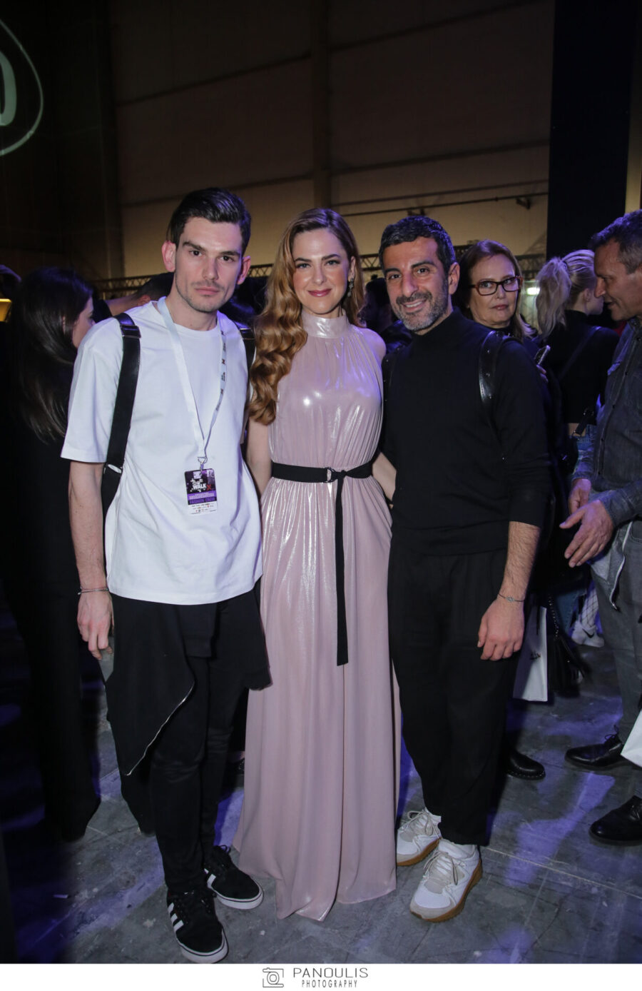 Τρία άτομα ποζάρουν στο after party του MadWalk.