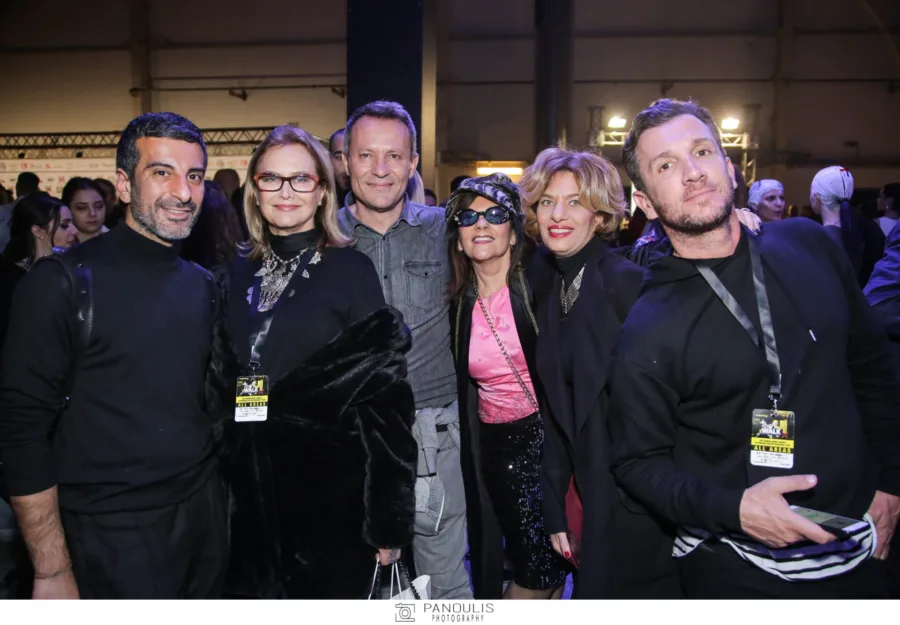 Παρευρισκόμενοι στο after party του MadWalk ποζάρουν στον φακό.