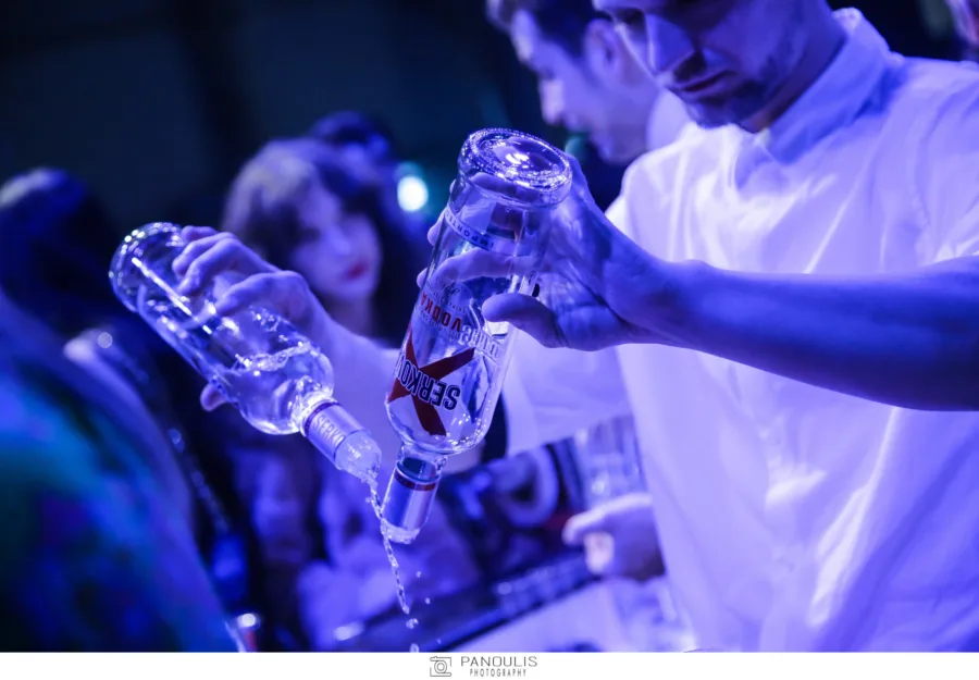 Bartender σερβίρει ποτά στο after party του MadWalk.