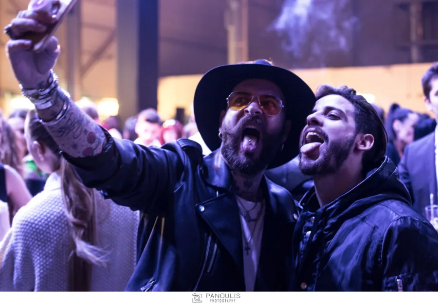 Δύο άνδρες βγάζουν σέλφι στο after party του MadWalk.
