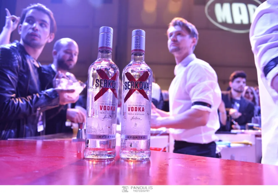 Δύο μπουκάλια βότκα Serkova πάνω σε μπάρα στο after party του MadWalk.