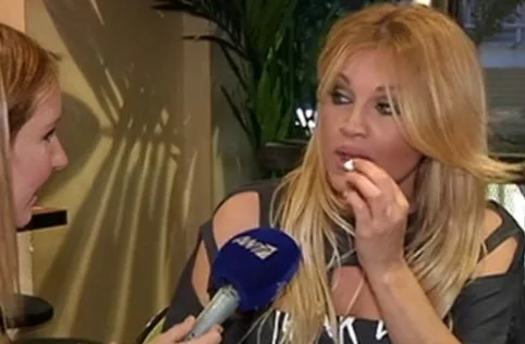 Σαμπρίνα τρώει... γαρδένιες on camera